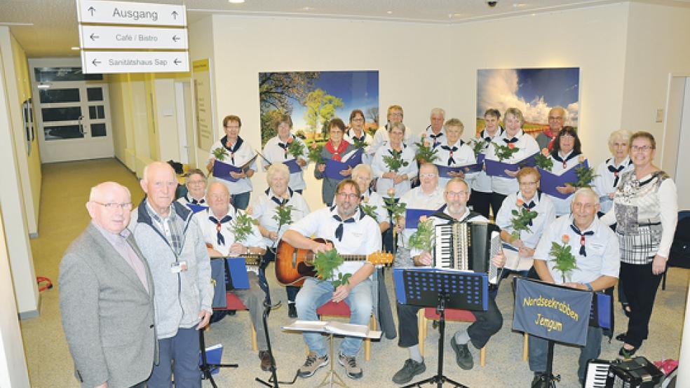 Die »Nordseekrabben« aus Jemgum sind im Krankenhaus Rheiderland in Weener bereits zum 25. Mal aufgetreten. Als kleines Dankeschön wurden den Chormitgliedern Rosen vom Krankenhausverein überreicht.  © Foto: Boelmann