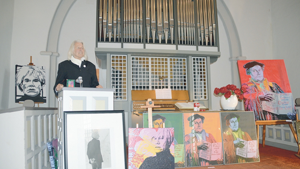 »Luther versus Warhol« - oder besser Luther im Warhol-Stil. Sowohl der Vortrag von Professor Georg Kroeger (links) wie auch die Werke von Künstler Jürgen Kuhl kamen beim Publikum bestens an.  © Fotos: Himstedt