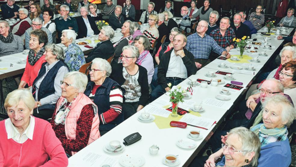 Viel Spaß hatten die Besucher des Altenachmittags bei der Vorstellung der Theaterkoppel Stapelmoor. © Foto: Wolters