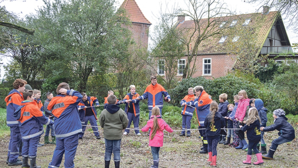 Augen zu und festhalten: Auf Anweisung von Jugendwartin Antje Lüdemann mussten die Kinder mit einem Seil Figuren bilden.  © Foto: Himstedt