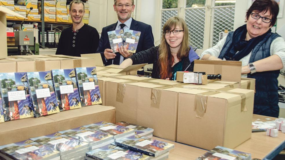 Letzte Vorbereitungen für den »Stapellauf« des Buches »222 Dinge«: Autor und Risius-Geschäftsführer Bernd Lindemann (Zweiter von links) mit den Mitarbeitern Günther Blos, Katharina Schulte und Wilma Bergmann (von links). © Foto: Hanken