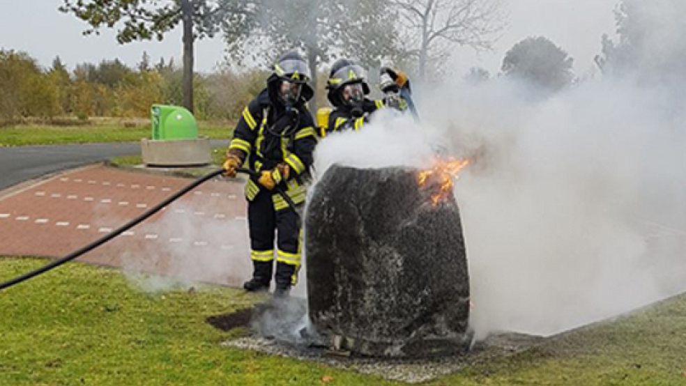 Die Feuerwehren aus Bunde und Wymeer konnten das Feuer schnell ablöschen. © Foto: privat