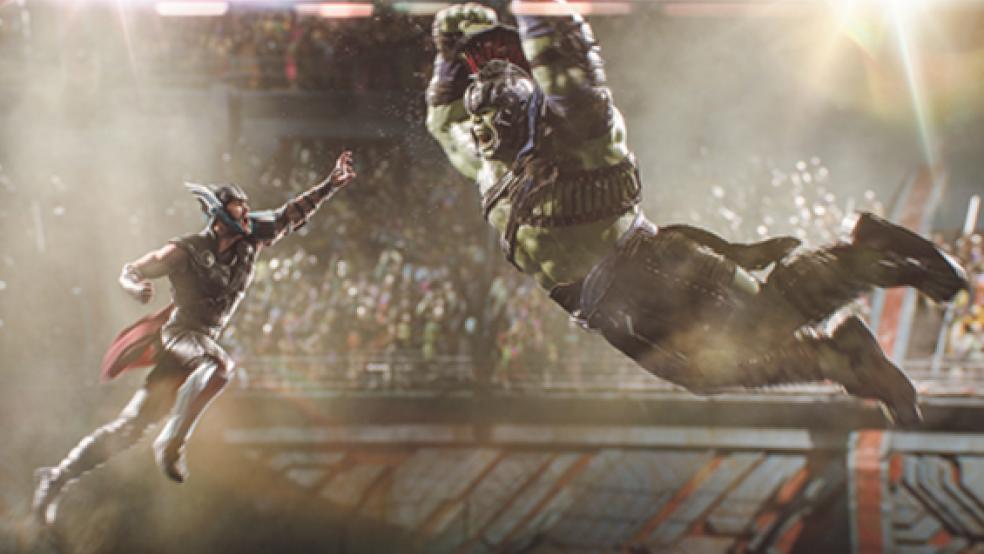 Der unglaubliche Hulk (Mark Ruffalo) erweist sich anfänglich als wenig kooperativ gegenüber seinem Avengers-Kollegen Thor (Chris Hemsworth). © Foto: Marvel/Disney