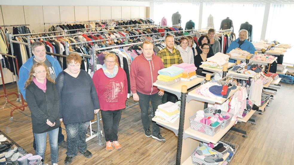 Die Ehrenamtlichen freuen sich auf die Wiedereröffnung der Bekleidungsabteilung des Sozialen Kaufhauses in Weener. Sie packten im Vorfeld tatkräftig mit an. Morgen von 9 bis 16 Uhr können Interessierte sich umschauen.  © Foto: Boelmann