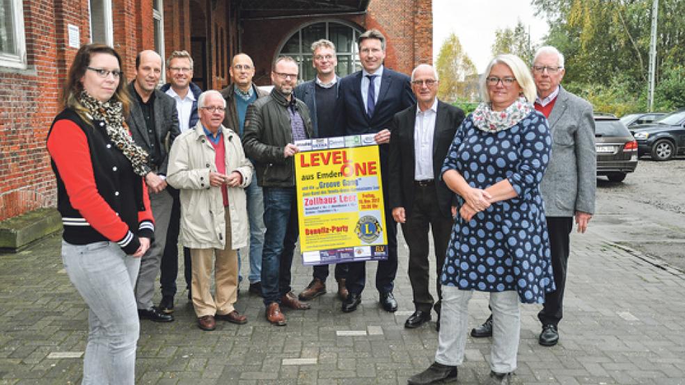 Stellten die Benefiz-Party vor: (von links) Sandra de Freese (Lern- und Förderzentrum am Deich), Hendrik Ahrend, Heiko Brahms (beide Lions-Club Ems-Leda-Jümme), Hinrich Winterboer (Verein für Körperbehinderte), Edzard Busemann-Disselhoff, Thomas Ukena, Wilko de Boer, Frank Böse (alle Lions-Club), Dr. Michael Finke, Claudia Kruse (beide Förderzentrum) und Jan-Dieter van Hoorn (Verein für Körperbehinderte).  © Foto: Wieking