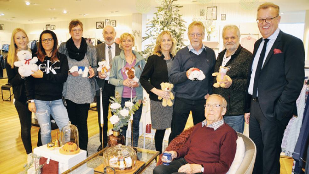 Vertreter der Werbegemeinschaft Leer, der Lebenshilfe und des Kinderschutzbundes stellten am Mittwoch die Weihnachtsverlosung vor: (von links) Wilhelmina Hellmers, Andrea Schmidt, Jutta Blank, Ralf Schulz, Tanja Neuhaus, Marlene Schwill, Peter Wolf, Jürgen Mindrup, Johannes Poppen und (sitzend) Klaus Hinzpeter. © Foto: Wieking