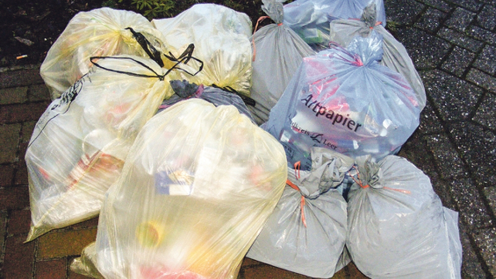 Mit der Müllabfuhr in Säcken nimmt der Landkreis Leer bundesweit eine Sonderrolle ein. © Archivfoto: Szyska