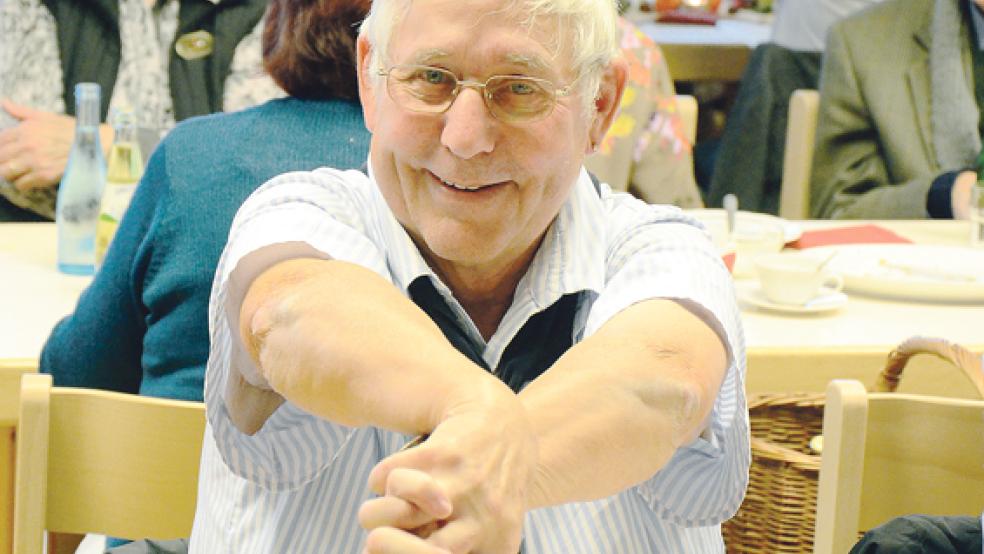 Jim Siebrands von den »Jemgumer Nordseekrabben« hatte bei den Aufwärmübungen des Zauberers seinen Spaß. © 