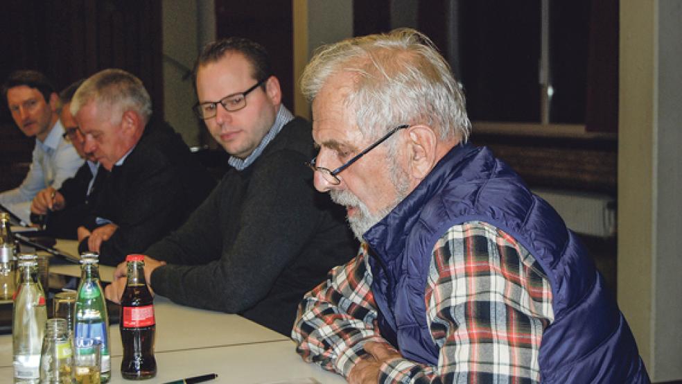 Für den Freundeskreis Landesbühne berichtete Fred Klinkhardt (rechts) aus der Arbeit des Vereins. © Foto: Hoegen