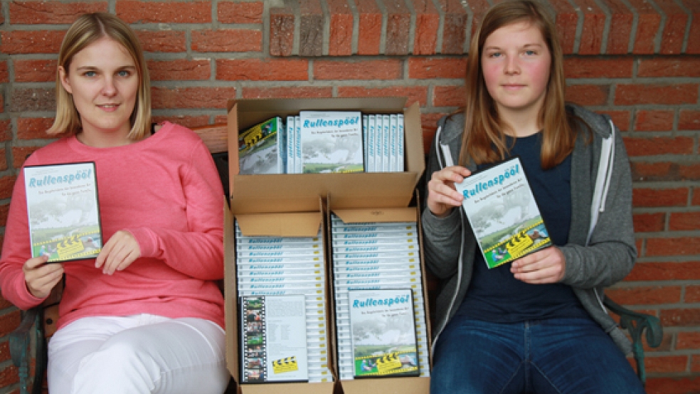 Anna Fischer (rechts) und Anke Müller (links), die jüngsten aktiven Darstellerinnen im Film, halten die neue DVD in ihren Händen. © Foto: privat