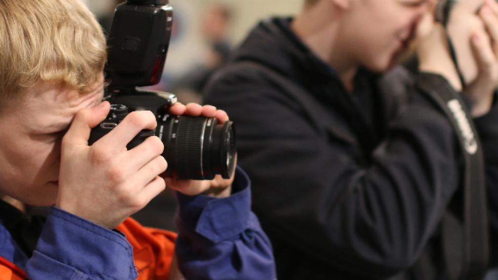 Unser Foto Lukas Krüger und Eike Wientjes von der Jugendfeuerwehr Loga, die den Vormittag auf der Messe genutzt haben, um an dem Fotowettbewerb teilzunehmen. © Foto: Loger