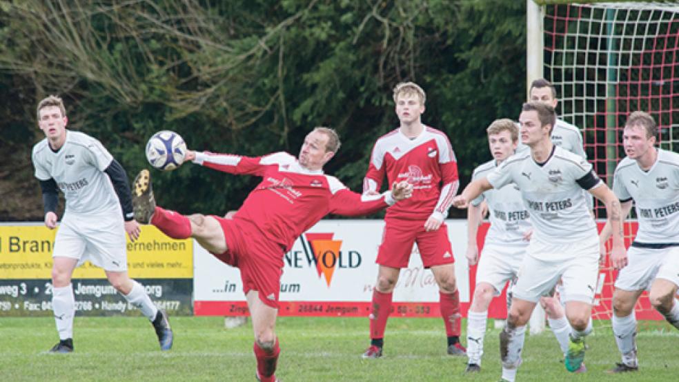Gewaltig strecken musste sich Johann Lübbers in dieser Szene, um den Ball zu erreichen. Die Jemgumer feierten am Ende einen dreckigen 2:1-Erfolg gegen Eintracht Plaggenburg. © Foto: Mentrup