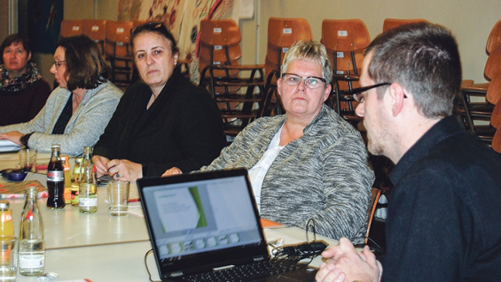 Michael Nolte nahm im Schulausschuss Stellung zur technischen Ausstattung der Grundschulen in Weener. © Foto: Hoegen