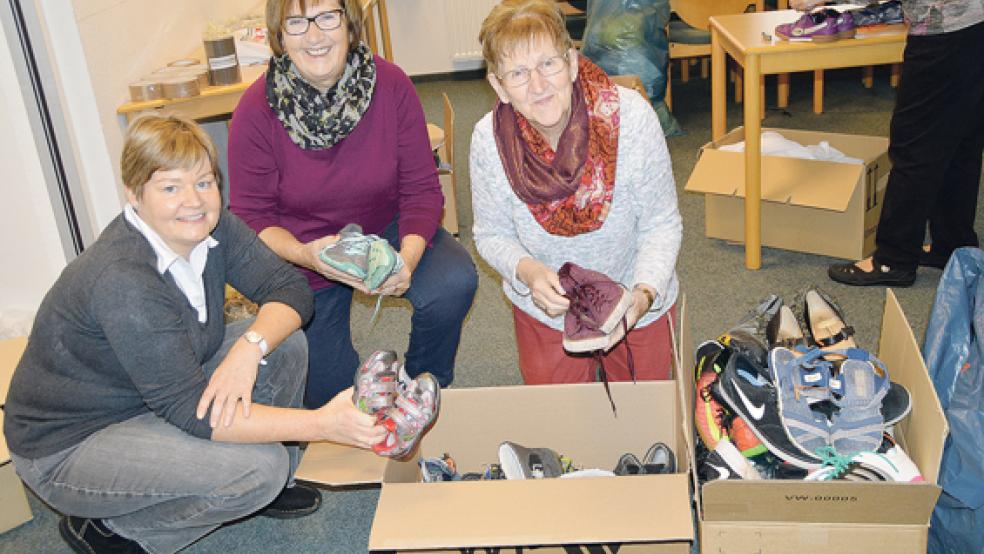 Schuhe, Winterjacken, Spielzeug - den ganzen Tag über wurden am Sonnabend im Gemeindesaal in Möhlenwarf Kartons für das Kinderheim im rumänischen Alesd gepackt. Links im Bild Pastorin Anne Ulferts.  © Foto: Himstedt