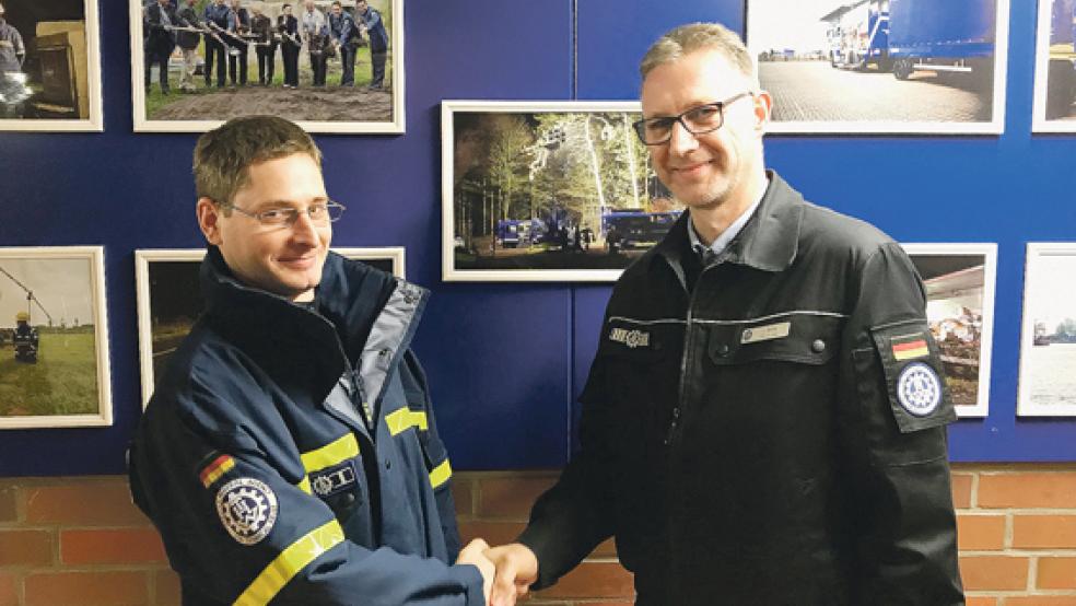Richard Gosling aus Bunde bekam jetzt von Joachim Brink (rechts) seine Ernennungs­urkunde als zweiter Schirrmeister des THW-Ortsverbandes Leer. © Foto: privat