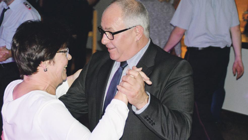 Einer der wenigen Zivilisten und oft auf der Tanzfläche: Jemgums Bürgermeister Hans-Peter Heikens mit Ehefrau Diana Fedder-Heikens.  © Foto: Himstedt