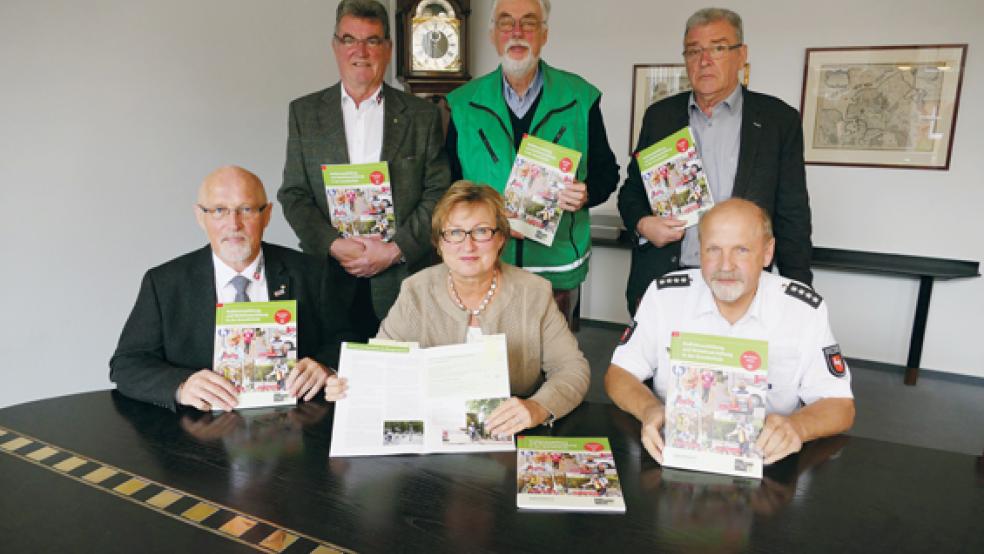 »Den Kindern muss unser besonderes Augenmerk gelten«: Die Pressesprecherin der Brandkasse, Signe Foetzki, mit den Vertretern der ostfriesischen Verkehrswachten: (von links) Hajo Reershemius (Norden), Diedrich Draeger (Emden), Wibrandus Reddingius (Leer), Sjut Albers (Wittmund) und Hans-Friedel Walther (Aurich).  © Foto: Jürgens