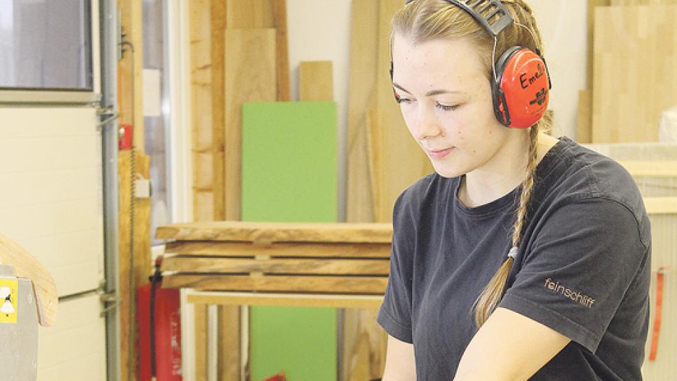 Emely Sophie Thomas behauptet sich in ihrer Tischler-Ausbildung in einer Männerdomäne.  © Foto: Handwerkskammer für Ostfriesland