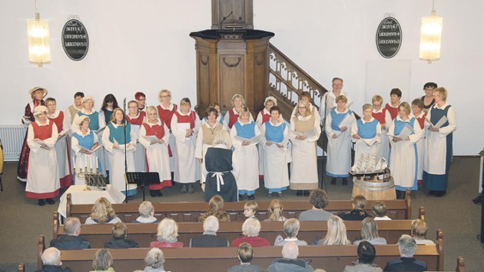 Der Auftritt vor gut 300 Besuchern in der evangelisch-reformierten Kirche in Möhlenwarf am Sonntagabend war für den Chor »TonArt« aus Wiesmoor die sechste Aufführung des Gospel-Musicals und Erzählkonzertes »Amazing Grace« - und die erste im Rheiderland. © Leserfoto: Freesemann