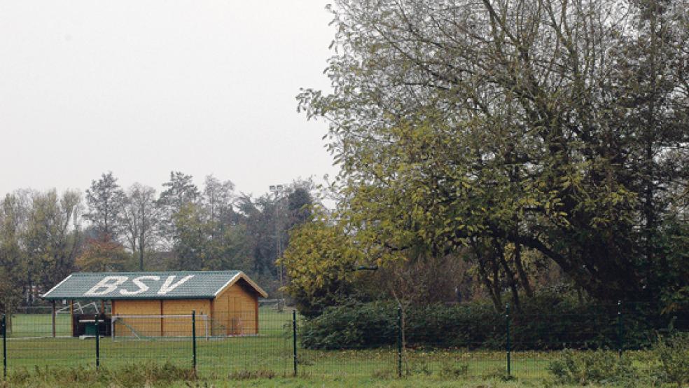 In diesem Bereich des Sportgeländes in Bingum quer hinter der Blockhütte hätte der Kindergarten des »Lern- und Förderzentrums am Deich« entstehen sollen. Inzwischen steht das Projekt aber auf dem Abstellgleis. © Foto: Szyska