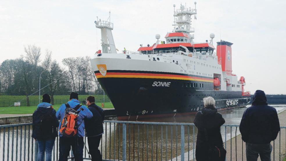 Das modernste Schiff der deutschen Forschungsflotte passierte am Samstagmittag die Große Seeschleuse in Emden. Sechs Wochen wird es nun auf einer Werft auf Vordermann gebracht.  © Foto: Pendzich