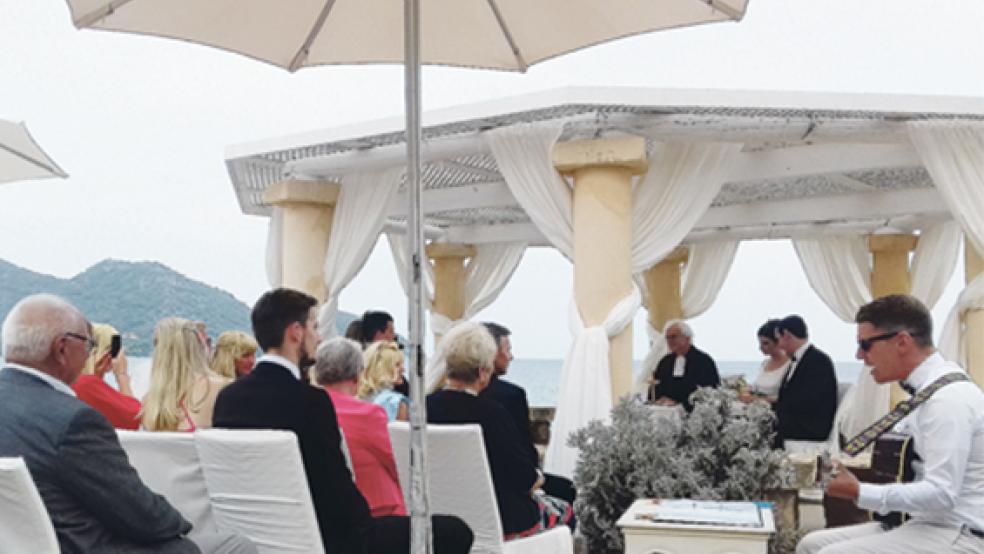 Winterpfarrer Manfred Gerke ei einer kirchlichen Trauung an der Steilküste von Port Verd im Osten der Insel. © Fotos: privat