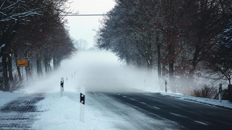 Die Streusalzlager im Rheiderland sind prall gefüllt. Bei Glätte und Schnee rücken in den Morgenstunden wieder die Bauhof-Mitarbeiter aus. © Foto: RZ-Archiv