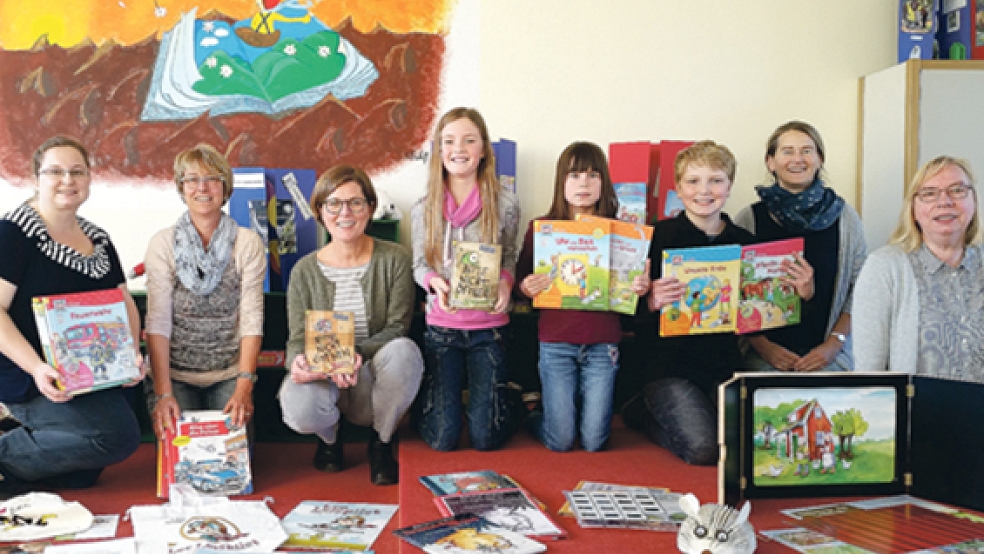 Neue Sachbücher im Wert von 200 Euro spendete der Förderverein der Grundschule in Stapelmoor. © Foto: Grundschule