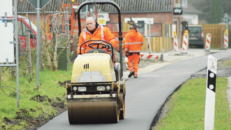 Gestern hat die Firma Koch aus Westerstede eine neue Asphaltdecke bis zur Kommerzienrat-Hesse-Straße in Weener aufgetragen. © Foto: Szyska