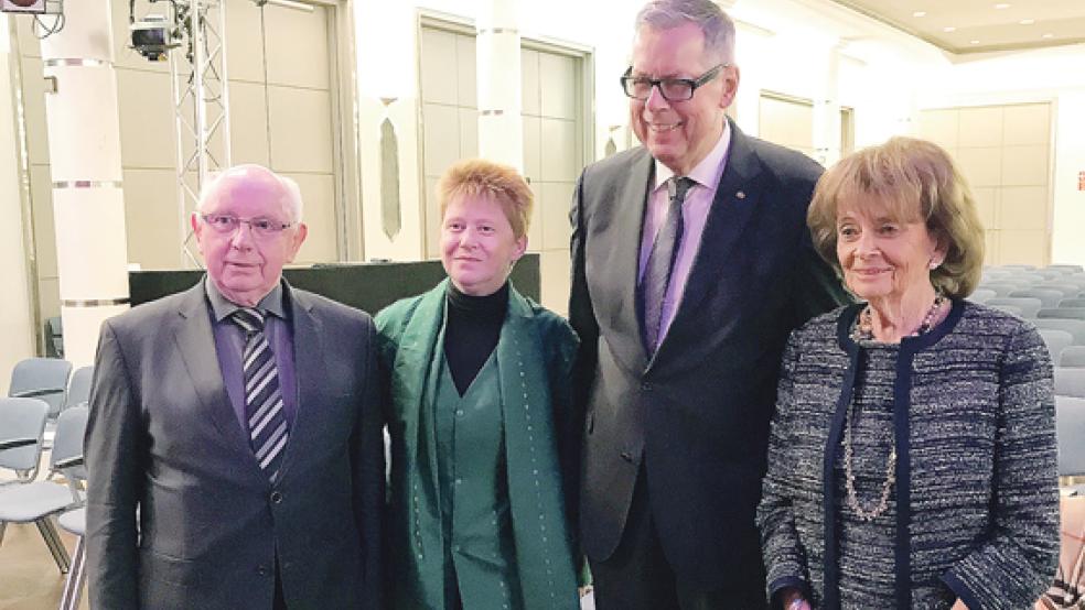 Preisträger Reinhold Robbe (2. von rechts) mit den Gratulanten Charlotte Knobloch (Laudatorin), Petra Pau (Bundestags-Vizepräsidentin) und Jakobus Baumann, stellvertretender Präses aus Stapelmoor. © Foto: privat