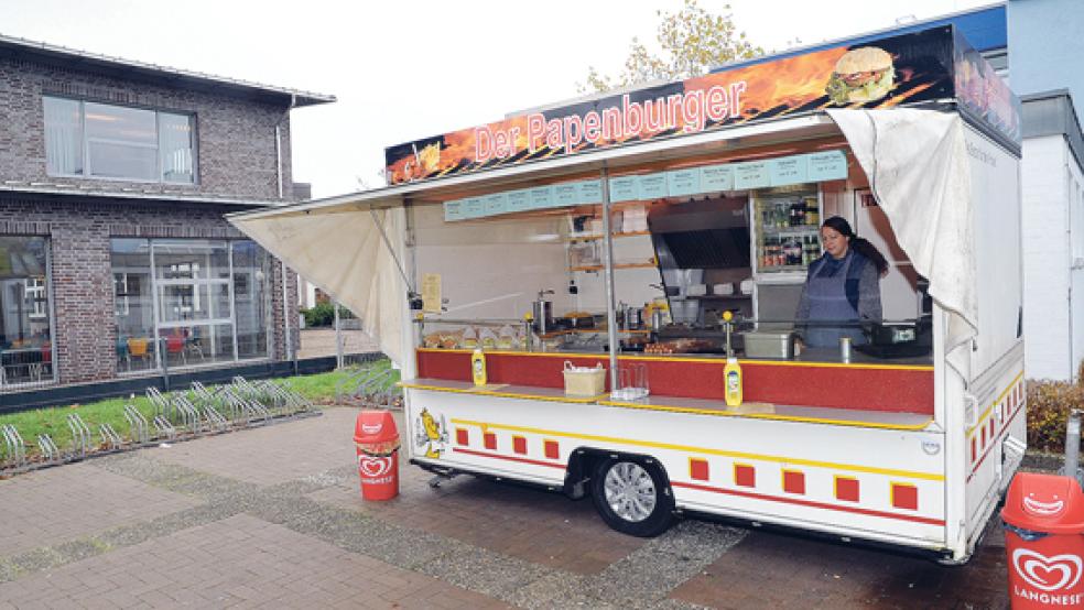 Zu einer festen Anlaufstelle für Schüler des Gymnasiums Papenburg hat sich der Imbisswagen mit Jennifer Troschke auf dem angrenzenden Hallenbadparkplatz entwickelt. © Foto: Schade