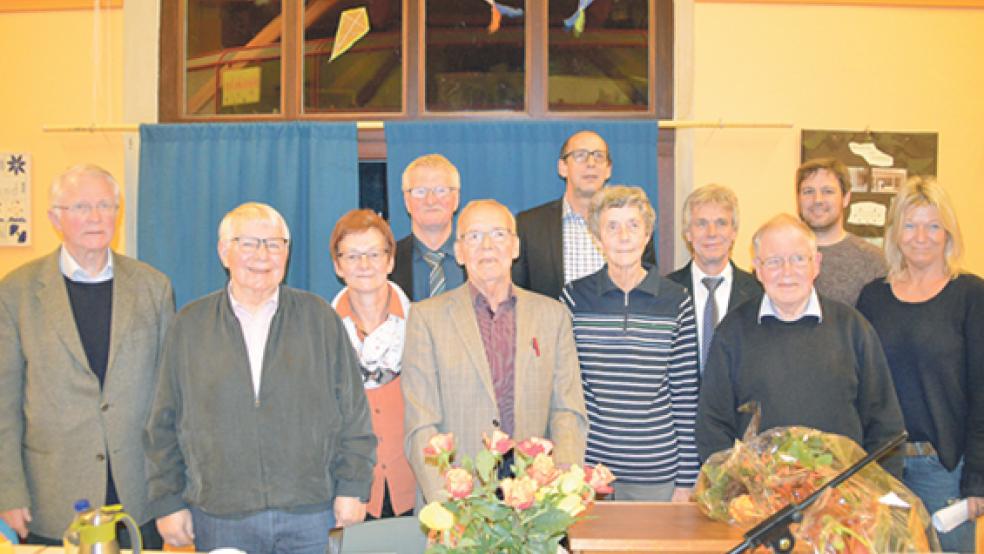 Noch ein letztes Gruppenbild mit seinen alten Weggefährten(von links): Johann Brinkmann, Wübbo Santjer, Erika Bennmann, der neue Vorsitzende Richard Heeren, Klaus Hinzpeter, Berend Wilbers, Roelfiene Stolz, Albrecht Heim, Hans-Hermann Richter, Stefan Möhlmann und Neuling Mechthild Tammena. Auf dem Foto fehlt Schatzmeisterin Anita Berghaus. © Foto: Himstedt