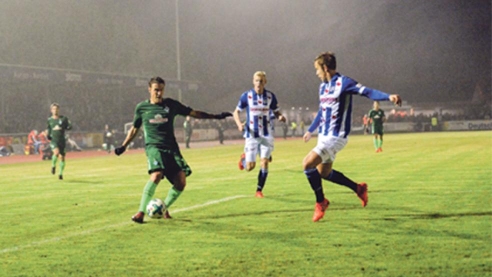 Im »Auricher Kühlschrank« trennten sich der SV Werder Bremen um Max Kruse (links) und der SC Heerenveen im Freundschaftsspiel am Donnerstag 2:2-unentschieden. 1700 Fans waren am Auricher Ellernfeld dabei. © Foto: Wolfenberg