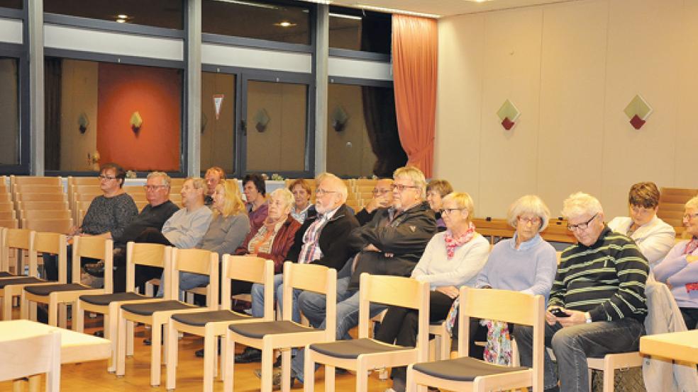 Prof. Dr. Enno Schmoll stellte den Ablauf für die Erstellung eines neuen Tourismuskonzept am Donnerstagabend in Jemgum vor. Viele Zuhörer waren ins Dorfgemeinschaftshaus gekommen. © Foto: Boelmann