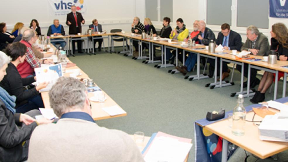 Blick in die Runde bei der Mitgliederversammlung der Volkshochschule Leer.  © Foto:VHS