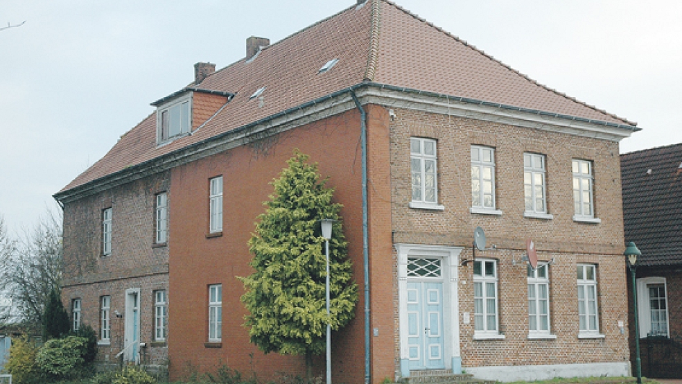 Das alte Amtshaus in der Oberfletmer Straße in Jemgum hat kürzlich die Gemeinde gekauft. Was mit dem Gebäude passieren soll, steht noch nicht fest.  © Foto: Szyska