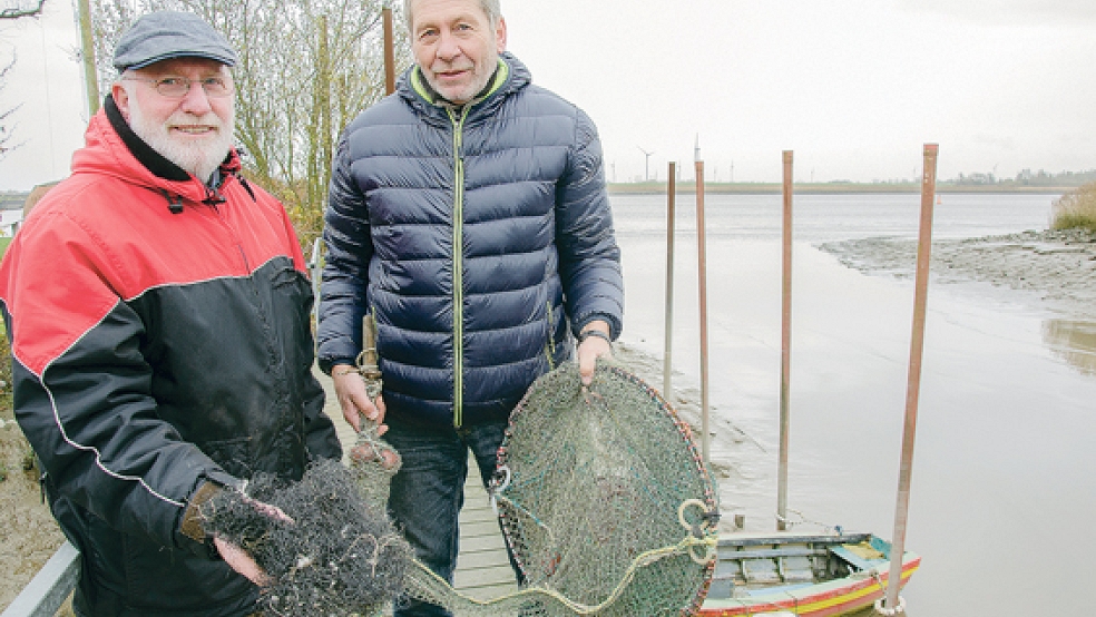 Reusenfischer Adolf Middelborg und Hafenmeister Wilfried Voß mit den Reusenfunden. © Fotos: Hanken