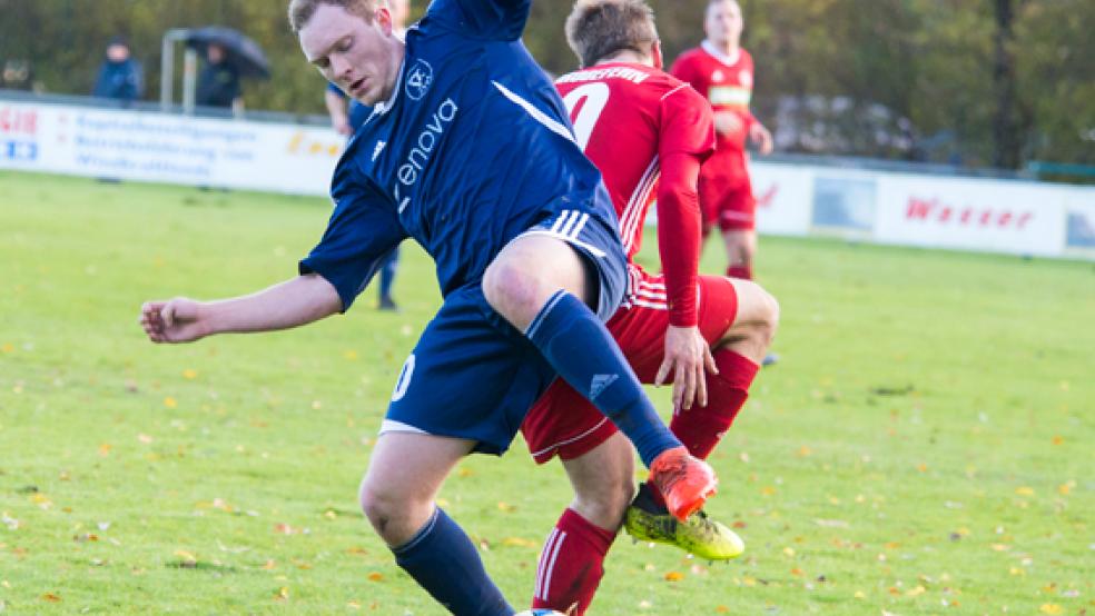 In Schieflage geraten sind Tim Huxsohl und der TV Bunde im Auswärtsspiel beim SV Großefehn. Die Rheiderländer verloren klar mit 0:3. © Foto: Mentrup