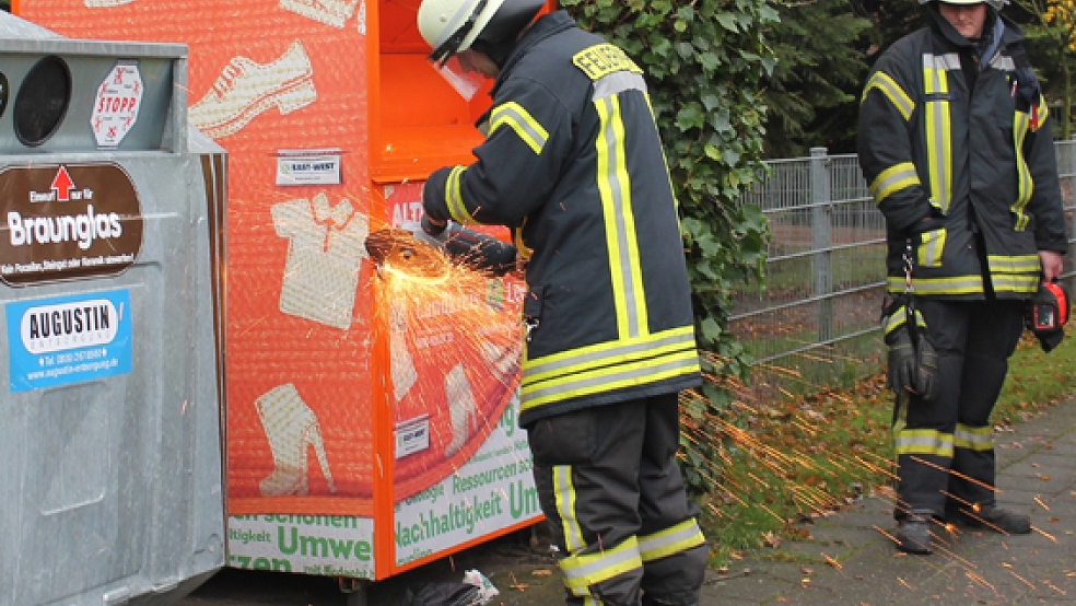 Ein Altkleidercontainer ist heute Nachmittag in Holthusen in Brand geraten.  © Foto: Rand (Feuerwehr)