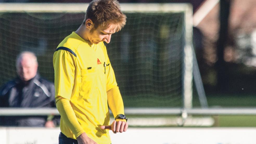 Wer hat an der Uhr gedreht? Janek Wolf kontrolliert seinen Zeitmesser, kurz nachdem er das Spiel wieder angepfiffen hat. © Foto: Mentrup
