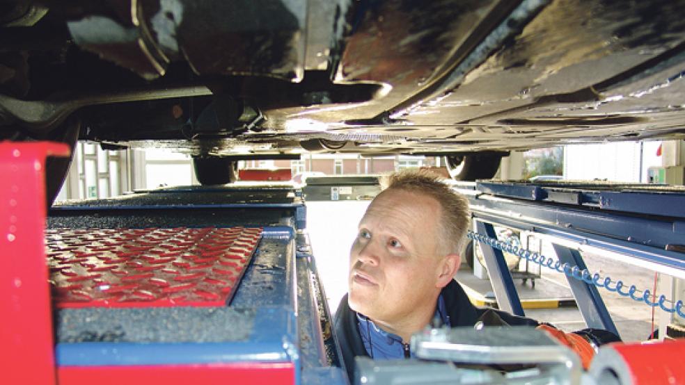 Jörg Luikenga vom TÜV-Nord in Leer nimmt bei der Hauptuntersuchung jedes Auto genau unter die Lupe. © Foto: RZ-Archiv