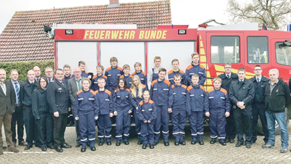 20 Kinder sind Mitglied in der neu gegründeten Jugendfeuerwehr in Bunde. Unser Foto zeigt die Jugendlichen zusammen mit ihren Betreuern und den Gästen der Eröffnungsfeier. © Foto: Feuerwehr