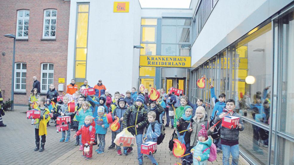 Im Krankenhaus Rheiderland an der Neuen Straße sangen die Kinder der Kinderfeuerwehr Weener auch auf zwei Stationen ihre Martini-Lieder. © Foto: Feuerwehr Weener