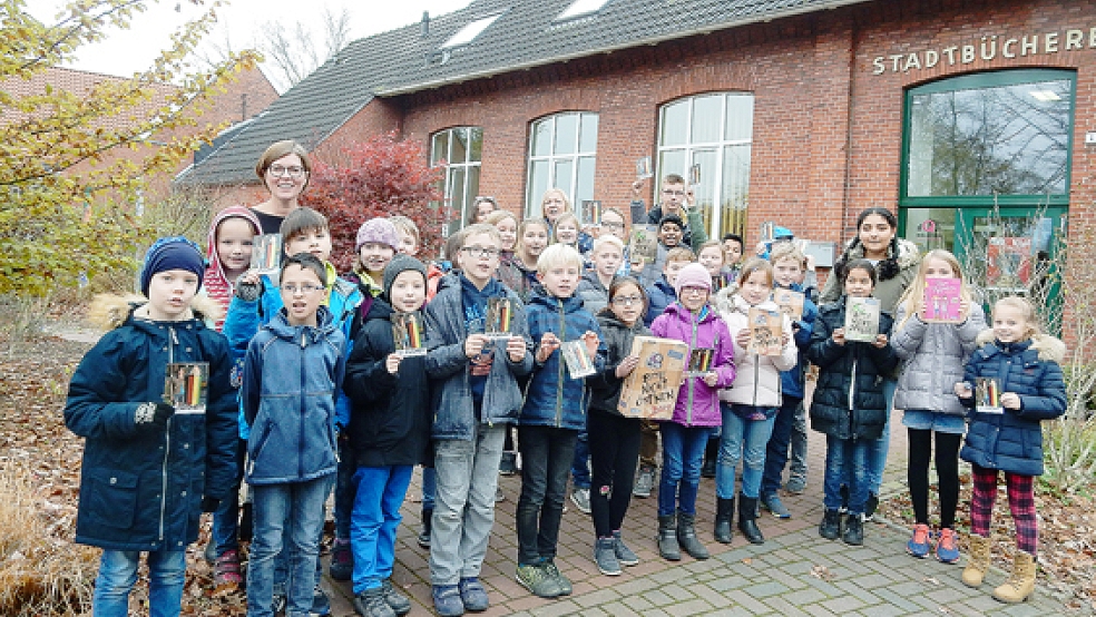 Von der Grundschule in Weener waren alle Viertklässler und einige Schüler der dritten Klasse bei der Autorenlesung in der Stadtbücherei.  © 