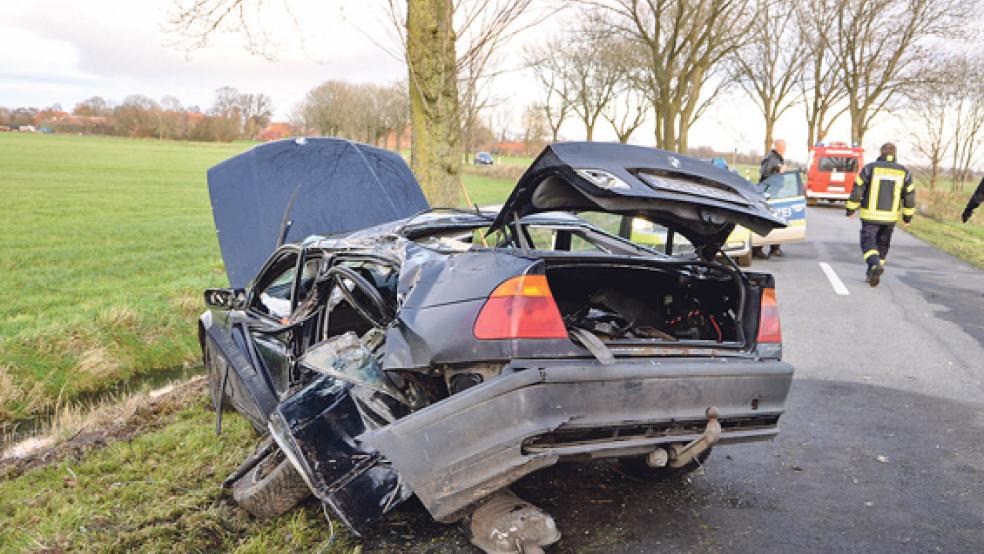 Bei dem Verkehrsunfall auf dem Trappenweg zwischen Amdorf und Neuburg erlitt der junge Autofahrer schwere, aber nicht lebensbedrohliche Verletzungen. © Foto: Wolters