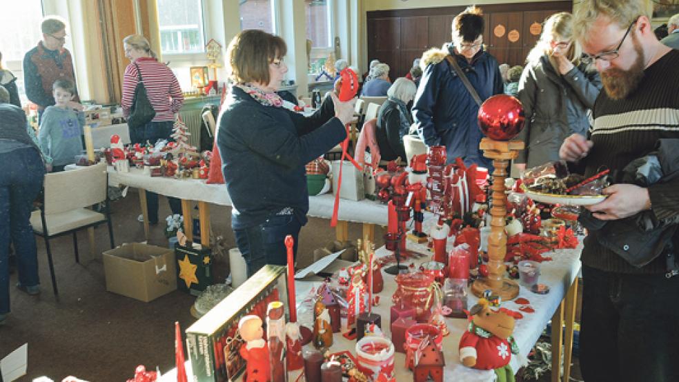 Eine große Auswahl an Weihnachtsdekorationen wartete auf die Besucher des Flohmarktes. © Foto: Wolters