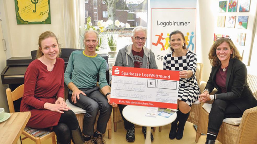 Den Scheck in Höhe von 8000 Euro zeigen (v. l.) Alicje Kindl, Edzard Wirtjes, Gerold Severiens, Gitta Connemann und Ga­briele Wingerter-Wolters. © Foto: Wolters