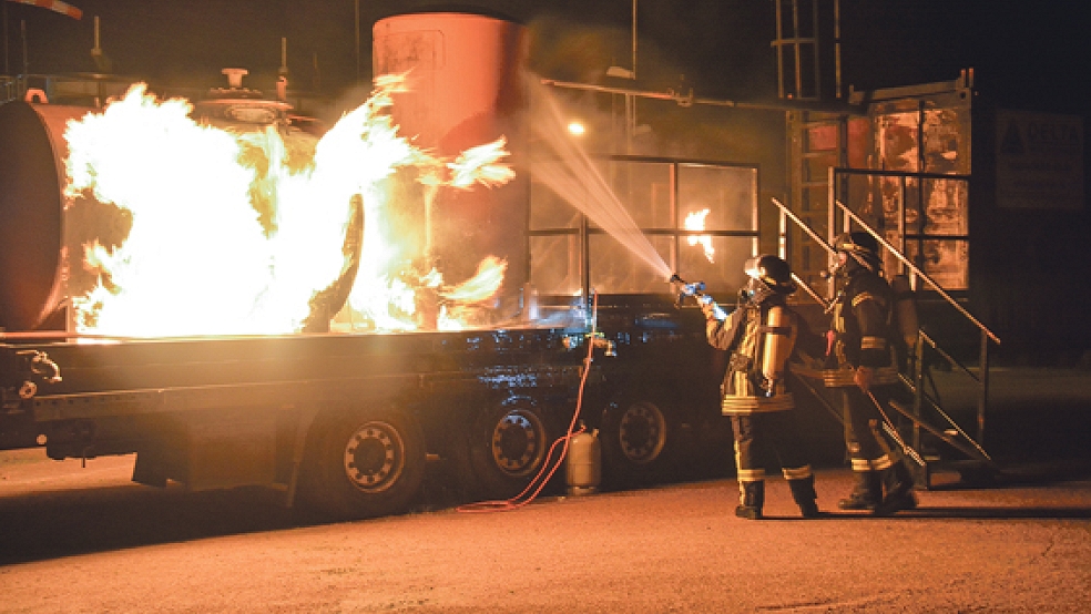 Um das Übungsszenario realistisch zu gestalten, wurde ein Feuertrainer an der Verdichterstation der BEP in Bunde aufgebaut. © Foto: Feuerwehr