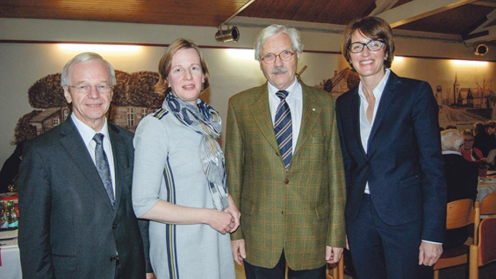 Besonderer Gast bei der Mitgliederversammlung des DRK-Kreisverbandes war Dr. Sonning Bredemeier, Vizepräsident des Landesverbandes Niedersachsen (zweiter von rechts). Im Bild links Präsident Bernhard Bramlage, neben ihm seine Stellvertreterin Grietje Oldigs-Nannen. Rechts im Bild DRK-Kreisgeschäftsführerin Tanja Schäfers. © Foto: Hoegen