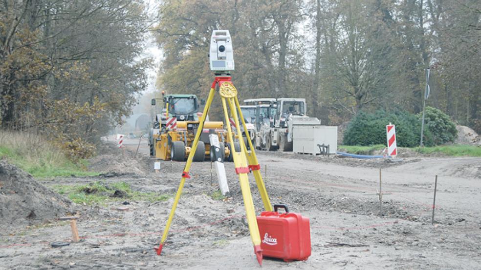 Im Bereich der Einmündung zur Straße »Am Gehölz« in die Holthuser Straße liefen gestern noch Vermessungsarbeiten. Heute soll die Asphalttragschicht auf die Straße »Am Gehölz« aufgetragen werden. © Foto: Hoegen